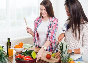 to kvinner lager sunn mat