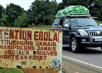 Kolloidalt sølv ble blant annet brukt i Nigeria, Angola og Sierra Leone for å kurere ebola. På plakaten står dette: “Vær obs på på ebola! Aldri berøre, aldri manipulere dyr som er funnet døde i skogen”.