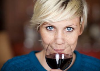 Mange nyter et lite glass rødvin. Det er enighet om at det er usunt å drikke mye, men ingen studier viser at et glass i ny og ne er helseskadelig.