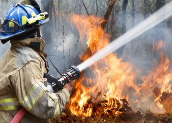 Brannmenn gjør en viktig jobb for å motvirke spredning av brann.