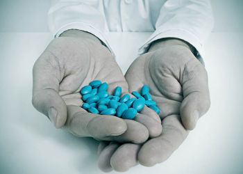 Psykiatere legger alt for stor vekt på bruk av syntetiske medikamenter.
