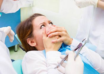 Noen føler sterk angst under behandling av tannlege.