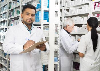 Farmasøyter og apotekpersonale har som regel få muligheter til å utlevere billigere medikamenter, men i India har myndighetene bidratt til lavere priser ved å lovfeste bruk av generiske medikamenter.