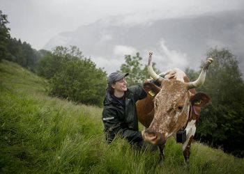Kathrine Kinn (bildet) mener bønder som er igjen, er her av ren stahet og av kjærlighet til jord og dyr. Skal den norske matsikkerheten baseres på stahet, luft og kjærlighet?