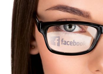 facebook og sosiale medier gjenkinnes i brilleglass