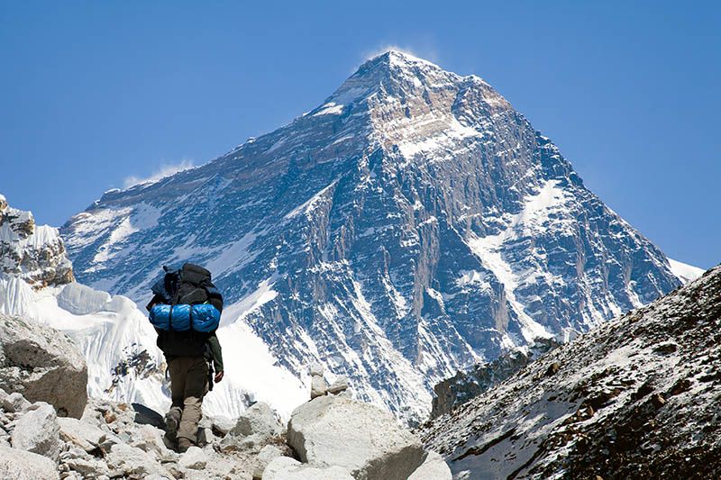 Mann ved Mount Everest