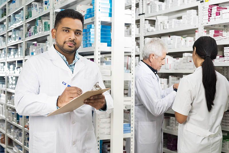 Farmasøyter og apotekpersonale har som regel få muligheter til å utlevere billigere medikamenter, men i India har myndighetene bidratt til lavere priser ved å lovfeste bruk av generiske medikamenter.