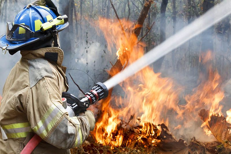 Brannmenn gjør en viktig jobb for å motvirke spredning av brann.