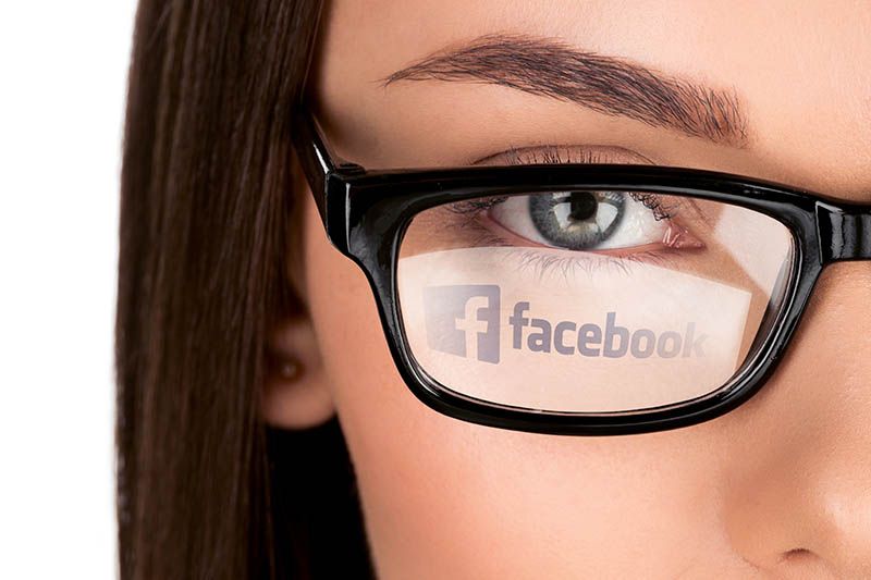facebook og sosiale medier gjenkinnes i brilleglass