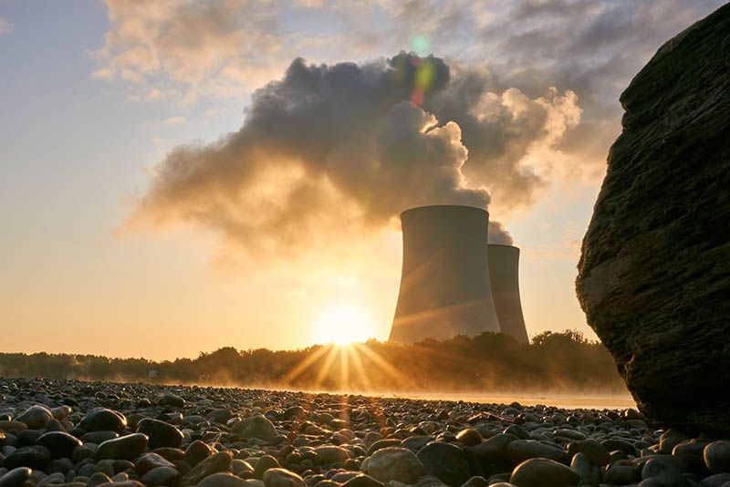 Atomkraftverk har gigantiske kjøletårn som brukes for å sende overskuddsvarme til atmosfæren. Det betyr at slike verk bidrar til global oppvarming (termisk forurensning)
